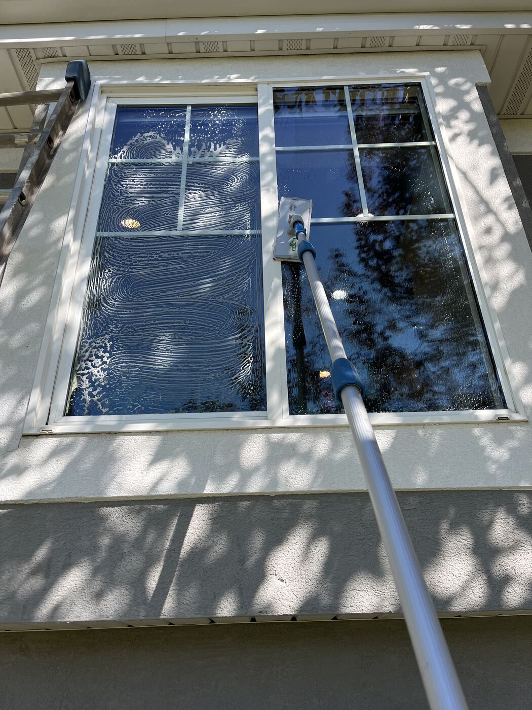 Pole squeegee on an upper window